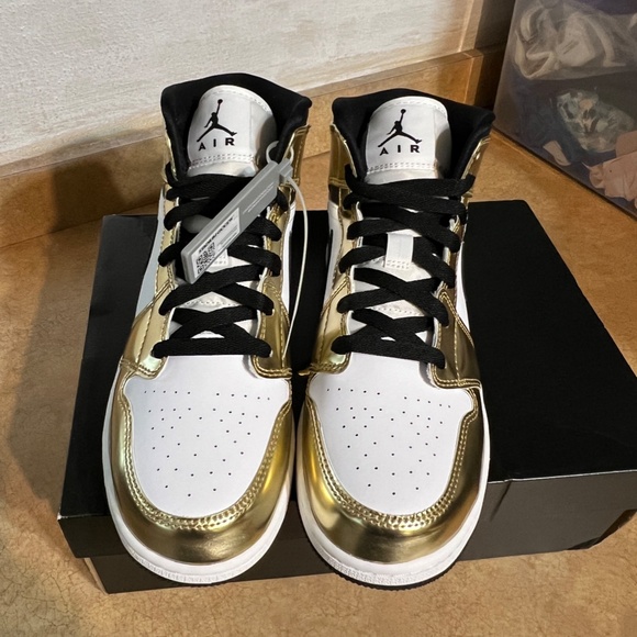 Air Jordan 1 Mid SE Metallic Gold Sneaker main image 9